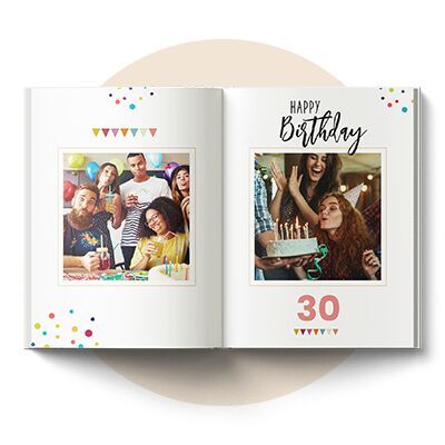 Otwarta fotoksiążka na 30. urodziny ze zdjęciami przyjaciół, napisem "Happy Birthday", kolorowymi kropkami i flagami na białym tle.