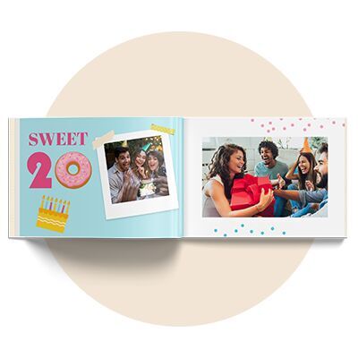 Otwarta fotoksiążka urodzinowa na 20 lat z napisem „SWEET 20” z pączkiem, zdjęciem w stylu polaroid i zdjęciem grupy przyjaciół z prezentem