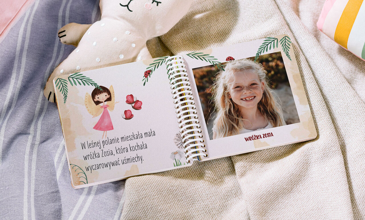 Otwarta książeczka z ilustracją wróżki, serduszkami i tekstem o Wróżce Zosi, obok zdjęcie dziewczynki z podpisem wróżka Zosia